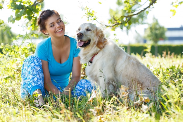 Mujer atractiva con perro