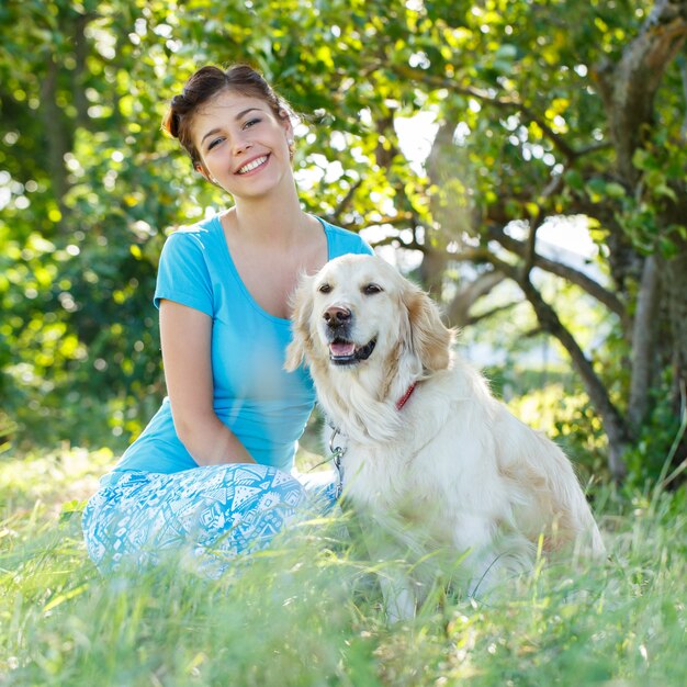 Mujer atractiva con perro