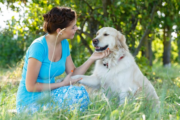 Mujer atractiva con perro