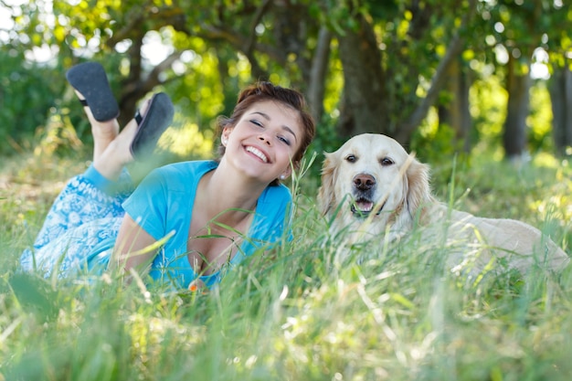 Mujer atractiva con perro