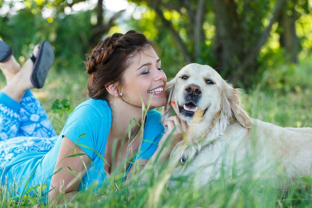 Mujer atractiva con perro