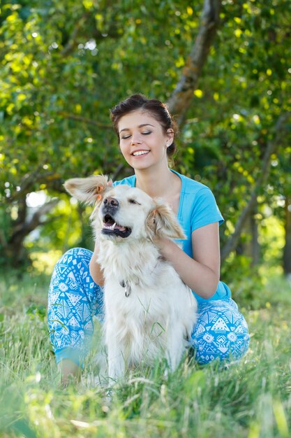 Mujer atractiva con perro