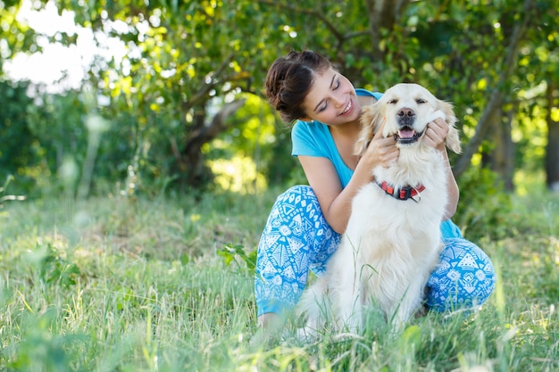 Mujer atractiva con perro