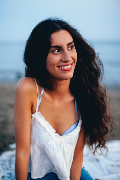 Foto gratuita mujer atractiva en la playa