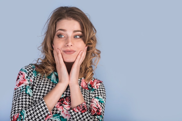 Mujer atractiva positiva en vestido elegante