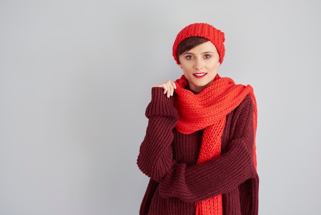 Mujer atractiva en ropa de invierno