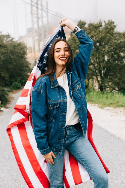 Mujer atractiva sonriendo con bandera