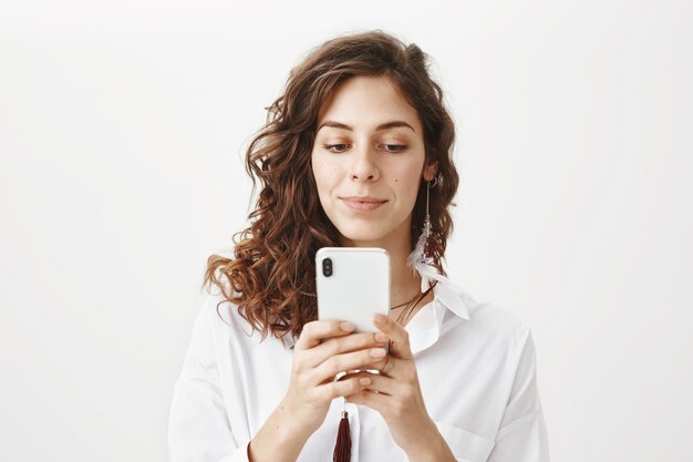 Mujer atractiva con teléfono móvil, descargar la aplicación