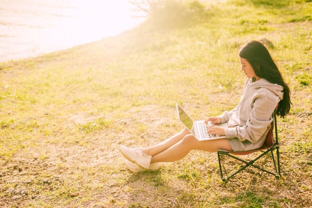 Mujer atractiva trabajando remotamente al aire libre
