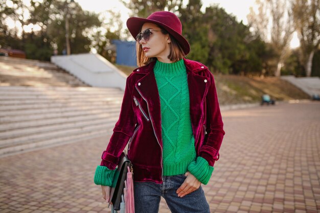 Mujer atractiva en traje de moda de estilo otoño caminando en la calle temporada strend