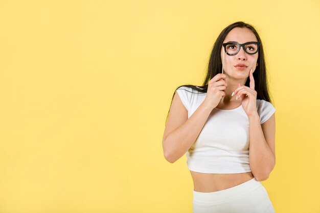 Mujer atractiva con vasos de papel