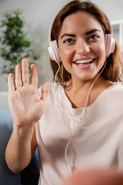 Foto gratuita mujer con auriculares agitando