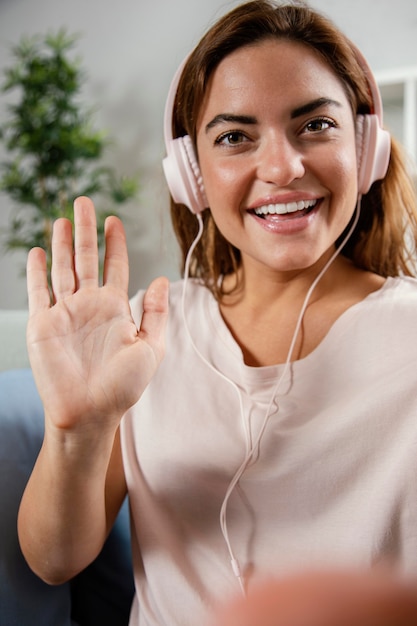 Mujer con auriculares agitando