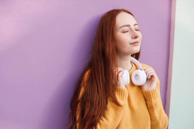 mujer con auriculares al aire libre