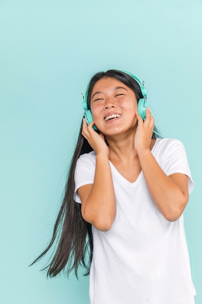 Mujer con auriculares y bailando