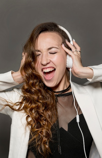 Mujer con auriculares cantando