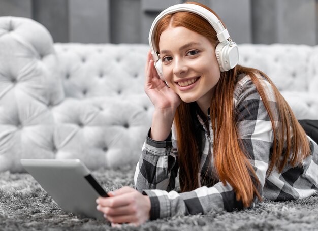 Mujer con auriculares de cerca