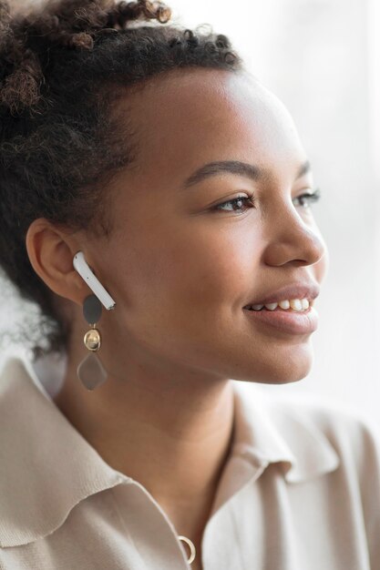 Mujer con auriculares de cerca