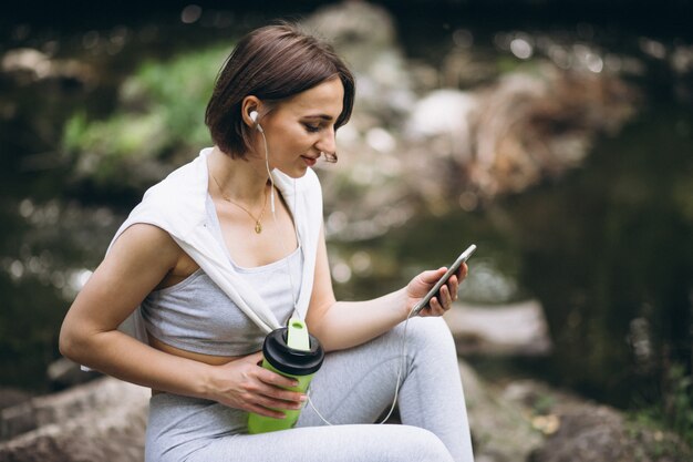 Mujer con auriculares deportivos