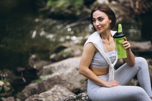 Mujer con auriculares deportivos