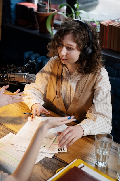 Mujer con auriculares ejecutando un podcast