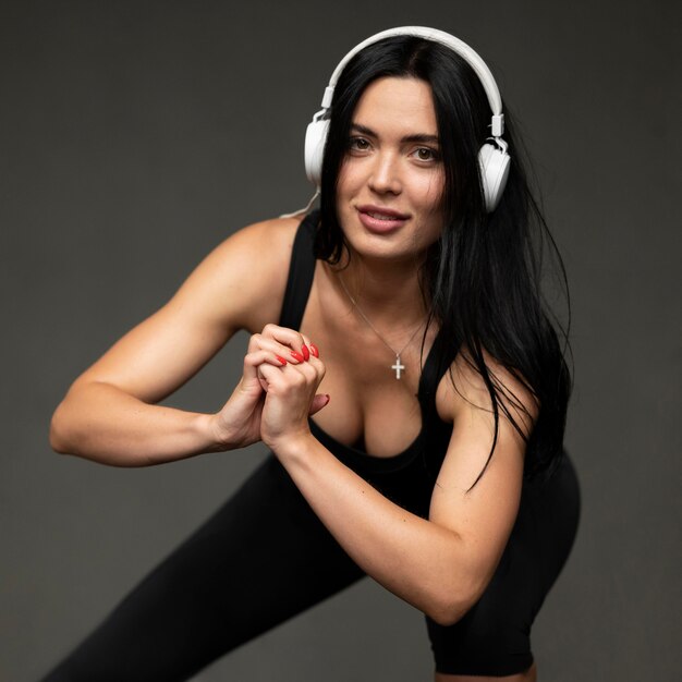 Mujer con auriculares entrenando