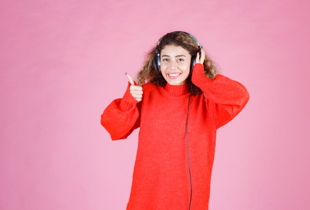 mujer con auriculares escuchando y disfrutando de la música.