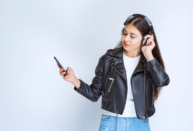 mujer con auriculares escuchando y disfrutando de la música.