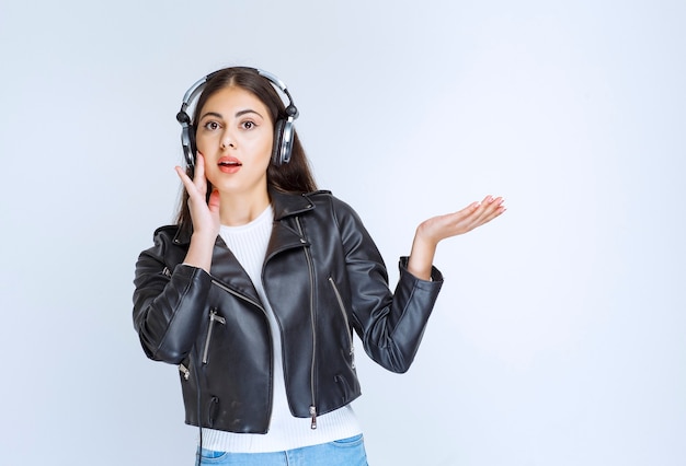 mujer con auriculares escuchando música y bailando.