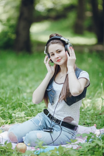 Mujer con auriculares escuchando música