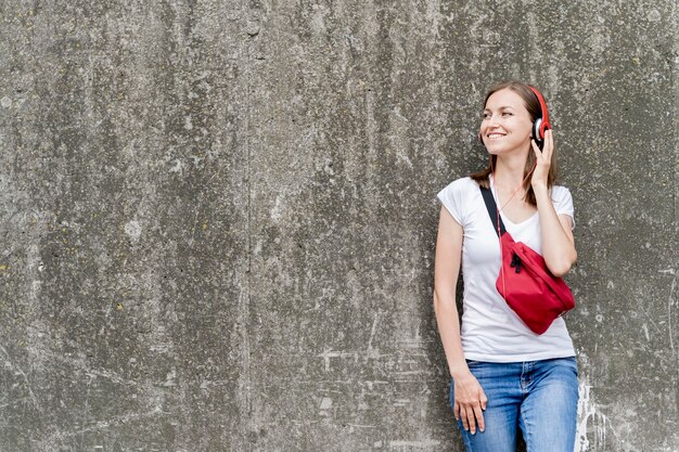 Mujer con auriculares escuchando música