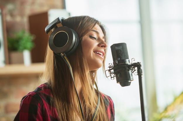 Mujer en auriculares grabando música