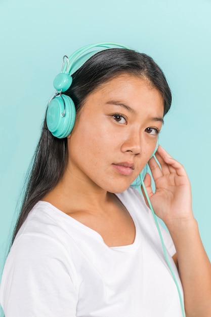 Foto gratuita mujer con auriculares y mirando a cámara