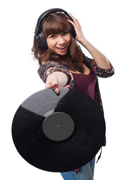 Mujer con auriculares mostrando un disco de vinilo