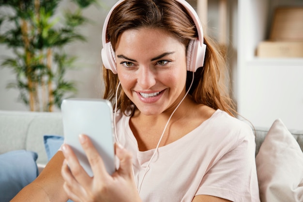 Mujer con auriculares con móvil