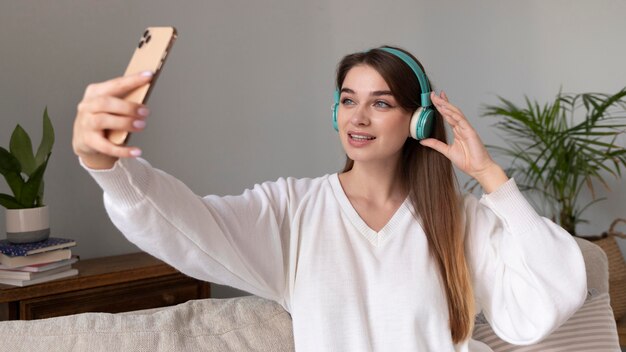 Mujer con auriculares y móvil