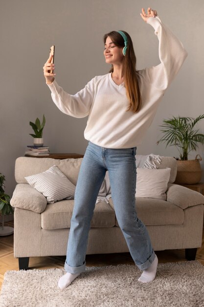 Mujer con auriculares y móvil