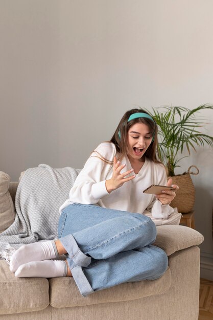 Mujer con auriculares y móvil