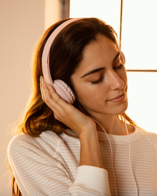 Foto gratuita mujer con auriculares para música en casa