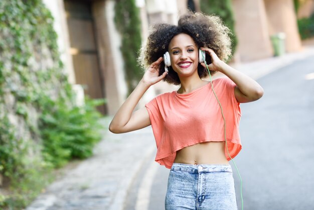 Mujer con auriculares paseando