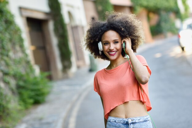 Mujer con auriculares paseando