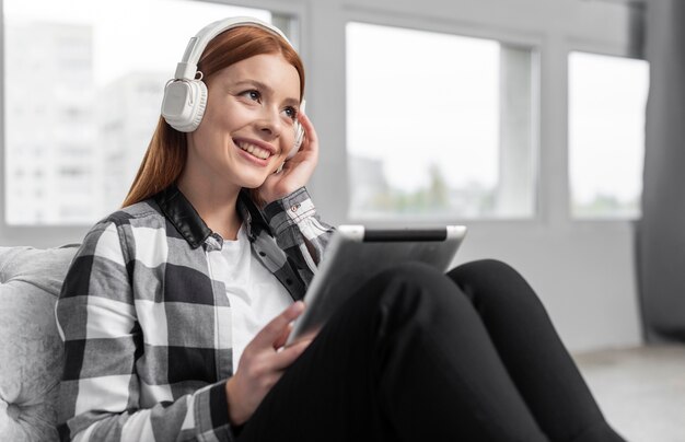 Mujer con auriculares tiro medio