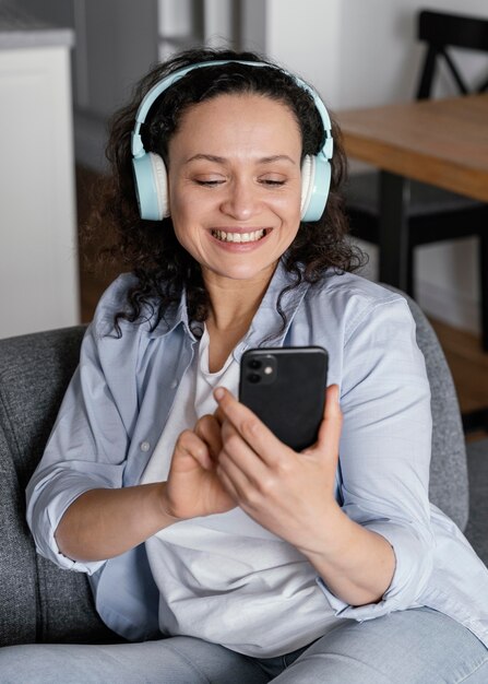 Mujer con auriculares de tiro medio