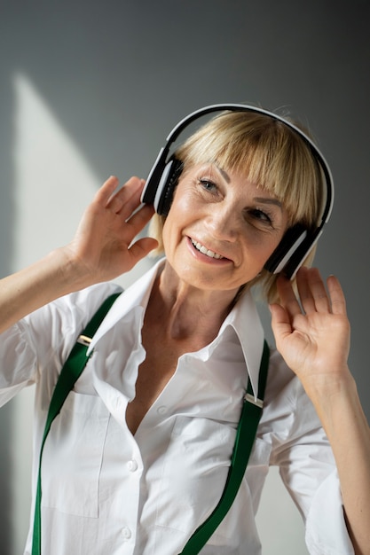 Mujer con auriculares de tiro medio