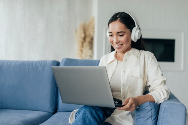 Mujer con auriculares transmisión en vivo