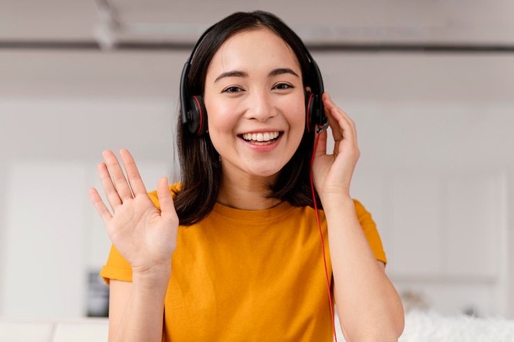 Foto gratuito mujer con auriculares para videollamada