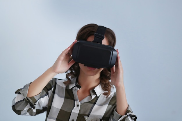 Foto gratuita mujer con auriculares vr