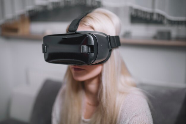 Mujer en auriculares VR