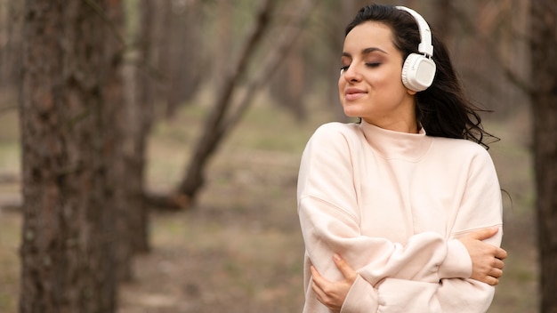 Mujer con auriculares