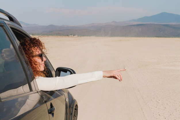 Mujer en auto viajando